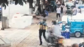 【每日平安183】寂寞男子偷内衣穿裙闲逛终落网,精神小贼得手后视频炫耀秒被捉